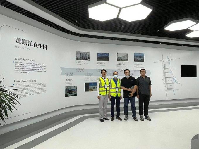 Đoàn NNT chụp ảnh lưu niệm cùng đại diện Festo GPC Jinan